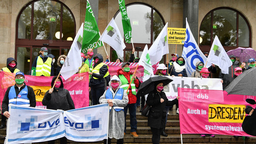 Kolleg*innen der #SBBFamilie vor dem Dresdner Rathaus