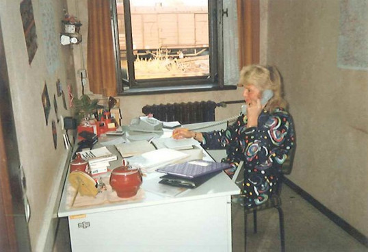 Petra Uhlig im Büro